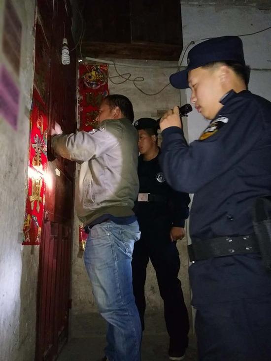 厦门粗心妈妈误将幼女锁家中 